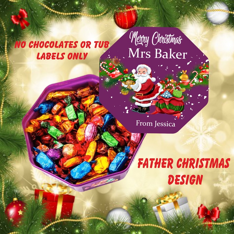 Peut inclure: Bo&icirc;te octogonale violette remplie de chocolats assortis. Le couvercle de la bo&icirc;te a un design festif avec un P&egrave;re No&euml;l en dessin anim&eacute;, le texte "Merry Christmas Mrs Baker" et "From Jessica".