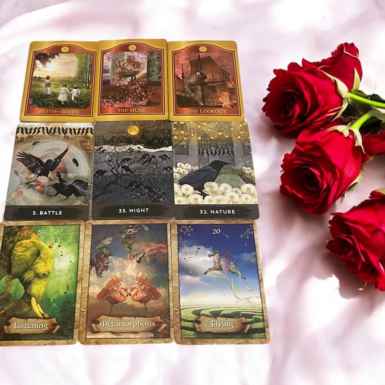 Op de afbeelding: Negen tarotkaarten met gouden randen en illustraties op een witte achtergrond. De kaarten zijn gerangschikt in drie rijen van drie. De kaarten zijn getiteld: Beith-Birth, The Muse, The Lookout, Battle, Night, Nature, Listening, Metamorphosis en Flying.