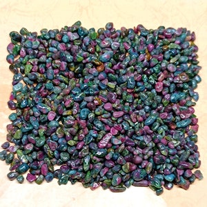 Peut inclure: Une grande collection de petites pierres précieuses de zoïsite rubis roulées. Les pierres sont un mélange de couleurs vertes, roses et rouges.