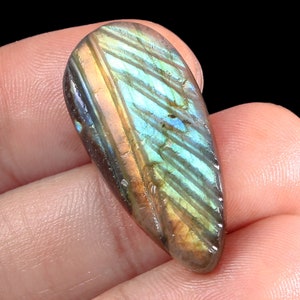 Amazing Quality Labradorite Carving Flashy Gemstone. Natural Gemstone For Jewelry Making Gemstone. 33x16x5 mm . 25 Crt.