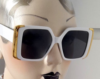 Large Square Block Frame Vintage Sunglass With Gold Temple  display picture 2