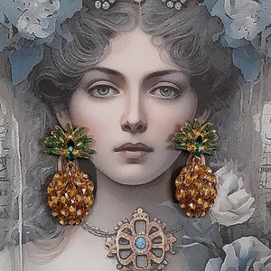 Könnte beinhalten: Porträt einer Frau mit Ananas-Ohrringen. Die Ohrringe sind goldfarben mit bernsteinfarbenen Perlen und grünen Akzenten. Der Hintergrund zeigt eine Krone und florale Elemente.