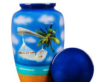 Könnte beinhalten: Blaue und weiße Keramikurne mit einer Strandszene mit einer Palme und einer Hängematte. Der Deckel ist einfarbig blau.