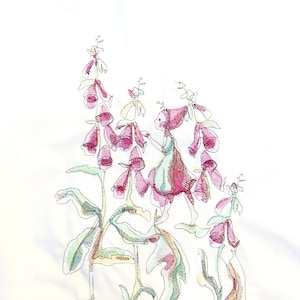 Könnte beinhalten: Eine skurrile Illustration einer kleinen Person in einem roten Kleid, die zwischen rosa und grünen Fingerhutblumen steht.