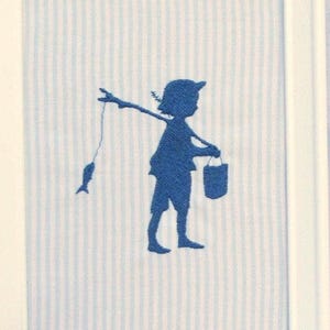 Op de afbeelding: Een blauwe geborduurde silhouet van een persoon die een hengel en een emmer vasthoudt. De persoon staat op een wit en blauw gestreepte achtergrond.