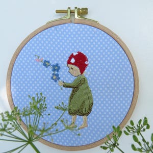 刺繍ファイル2枚、ノームガール、ワスレナグサ、子供用刺繍モチーフ、ナチュラル、刺繍機用、デジタル、即時ダウンロード