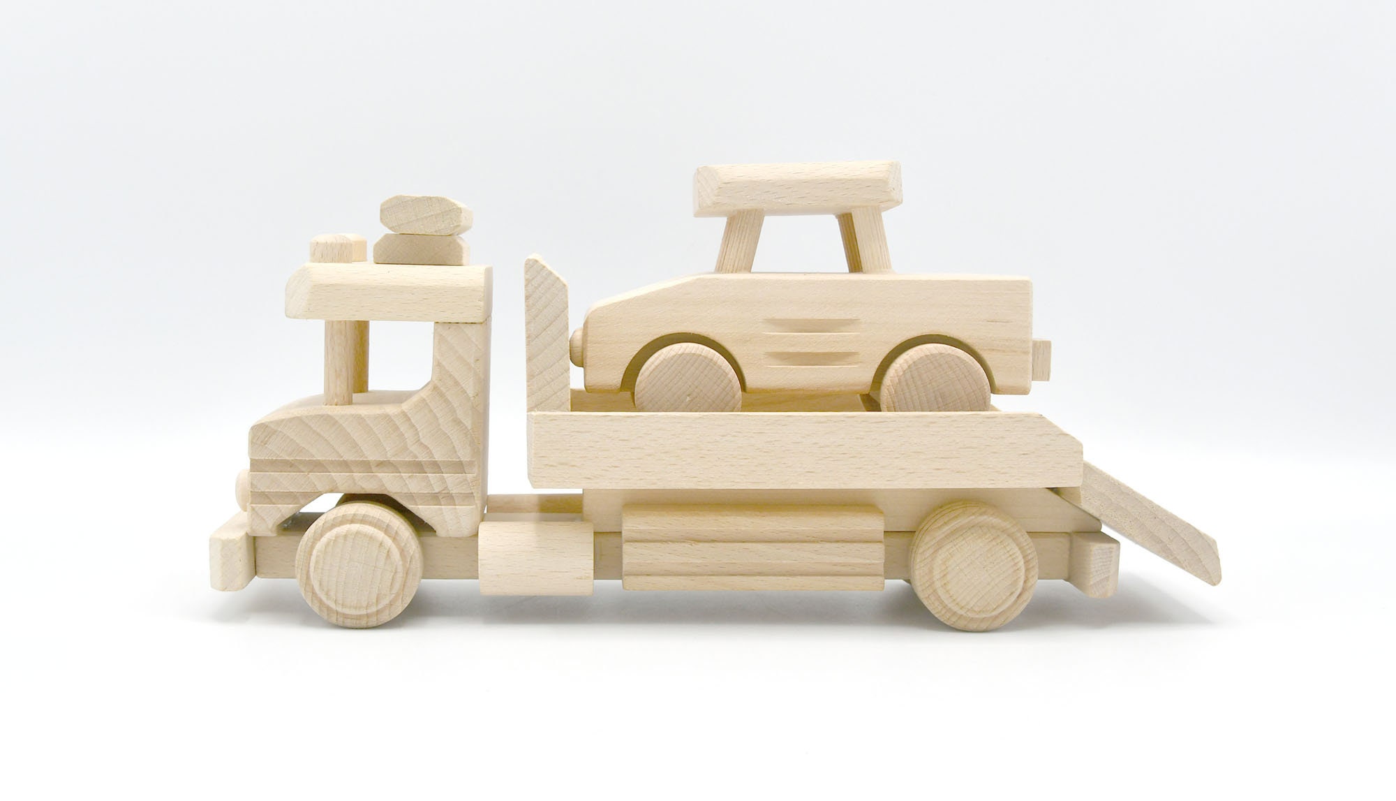 Abschleppwagen mit Auto - nachhaltiges Holzauto
