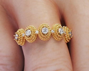 Anillo de cinco piedras, banda de oro con diamantes naturales fabricado en Italia en 14k o 18k.