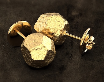 18k or 14k gold stud earrings made in Italy, irregular pebble studs in genuine gold. Organic gold earrings, Italian fine jewelry.