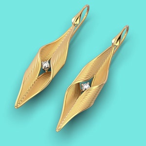 Puede incluir: Un par de pendientes de oro con un diamante en el centro de cada pendiente. Los pendientes tienen forma de hoja y una superficie texturizada.