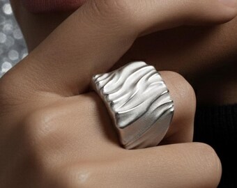 Sculpturale brede gouden ring | Organische golfsieraden