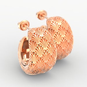 Puede incluir: Pendientes de aro de oro rosa con un detallado dise&ntilde;o de abanico Art D&eacute;co. Los pendientes tienen cierre de poste y un acabado pulido. El dise&ntilde;o es sim&eacute;trico.