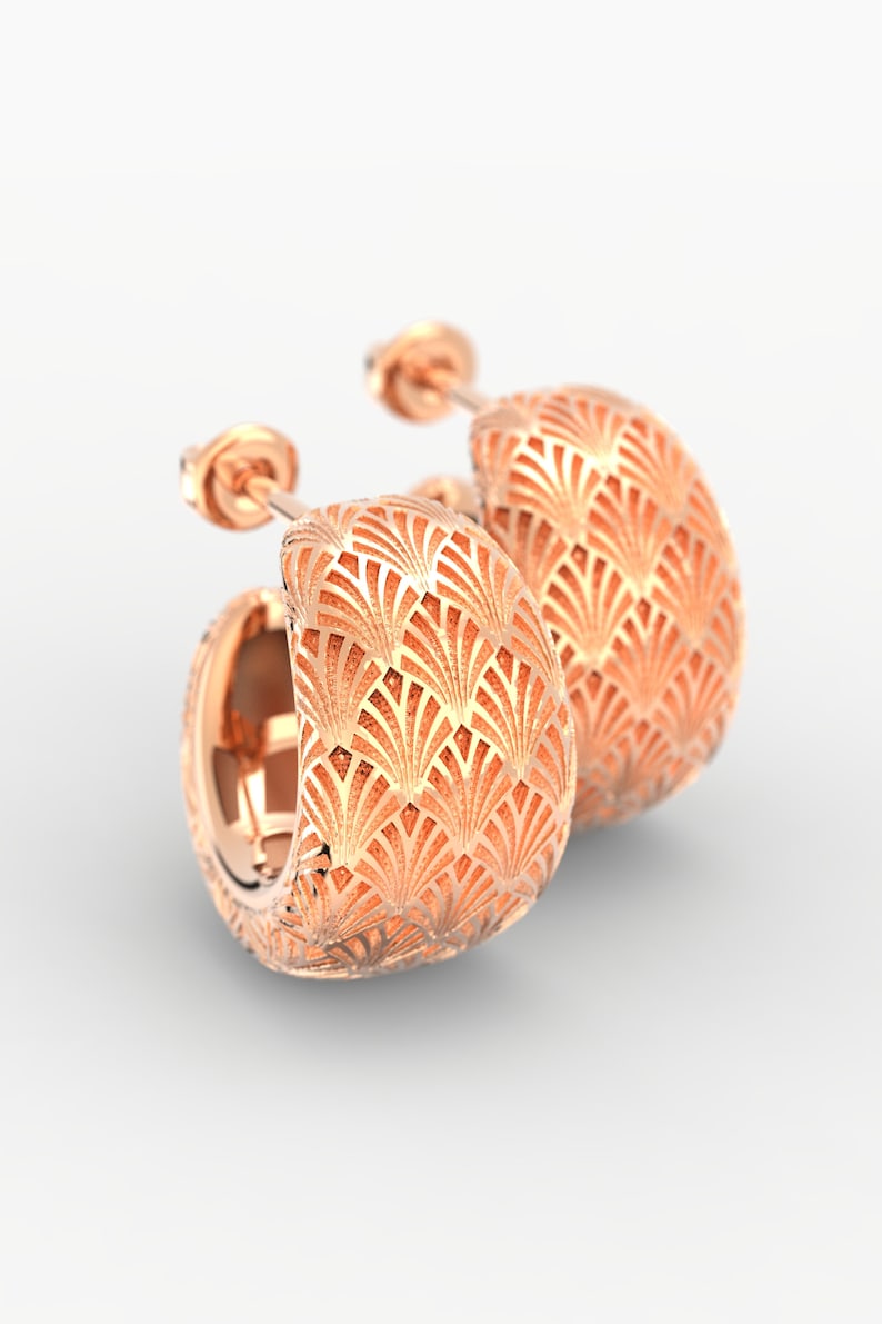 Puede incluir: Pendientes de aro de oro rosa con un detallado dise&ntilde;o de abanico Art D&eacute;co. Los pendientes tienen cierre de poste y un acabado pulido. El dise&ntilde;o es sim&eacute;trico.