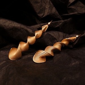 Boucles d'oreilles pendantes torsadées en or - 70 mm de long, design moderne, fabriquées en Italie, or massif 14 carats/18 carats