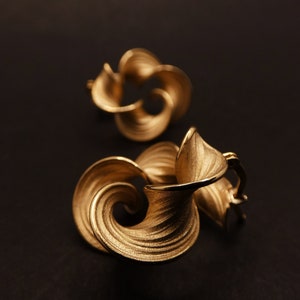 Twisted hoop earrings in real gold made in Italy. 18k large gold earrings, statement Italian fine jewelry, iconic earrings.