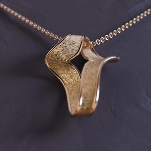 Gold cross necklace displayed in luxury Oltremare Gioielli gift box