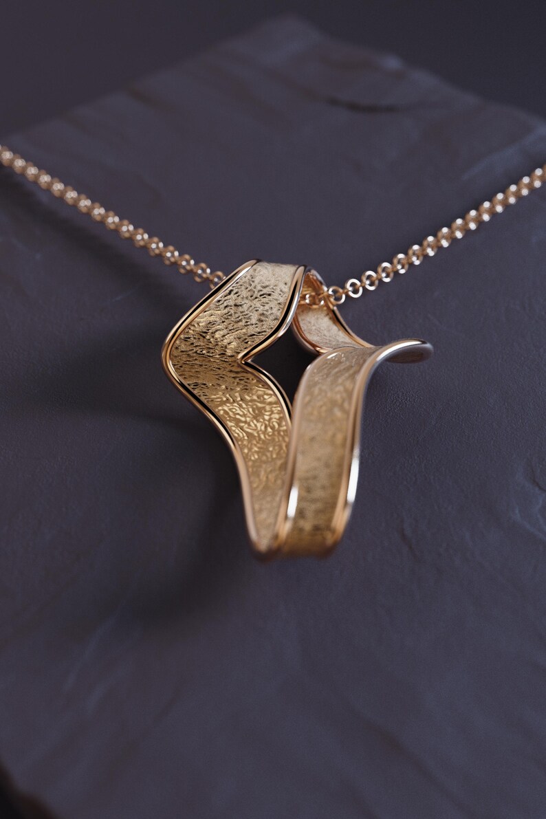 Gold cross necklace displayed in luxury Oltremare Gioielli gift box