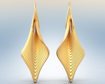 Puede incluir: Un par de pendientes de color dorado con un diseño geométrico y abstracto. Los pendientes están hechos de metal fino y superpuesto que crea un patrón ondulado y fluido.