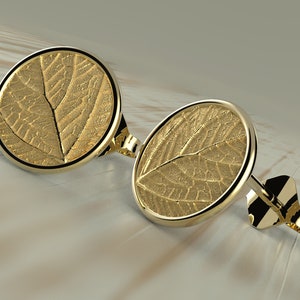 Tiny leaf stud earrings in 18k or 14k solid gold made in Italy, small leaf earrings. Nature inspired earrings, minimal studs, Italian gold