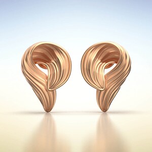 Puede incluir: Un par de pendientes de oro rosa con un dise&ntilde;o &uacute;nico, abstracto y ondulado.
