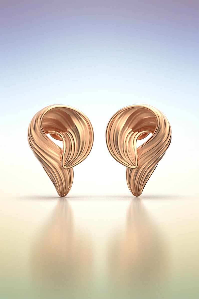 Puede incluir: Un par de pendientes de oro rosa con un dise&ntilde;o &uacute;nico, abstracto y ondulado.
