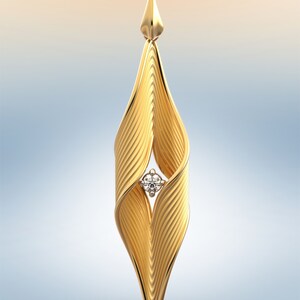 Puede incluir: Un colgante de oro con un diamante en el centro. El colgante tiene forma de hoja y una superficie texturizada.