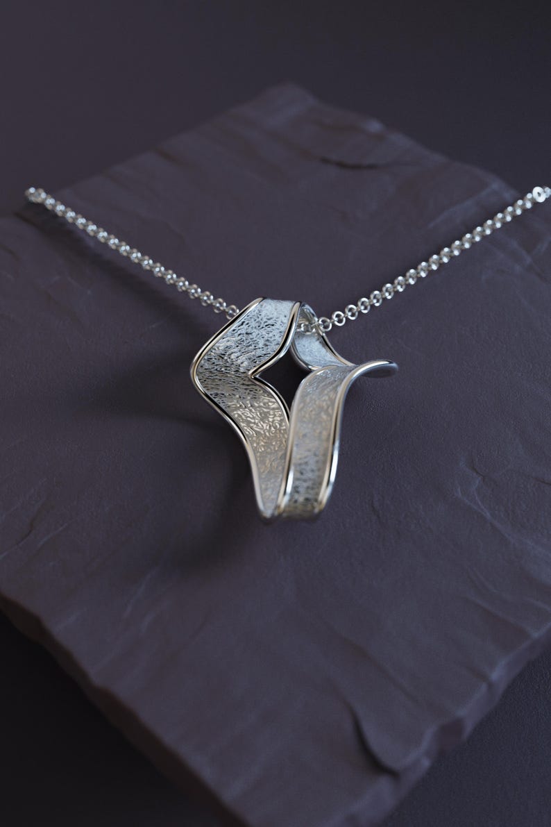 Side angle of twisted solid gold cross highlighting texture contrast

Minimalist faith necklace with optional 45 cm solid gold Rolo chain