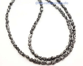Råa svarta diamantpärlor: 20,06 ct oslipad diamant 16" sträng med silverlås