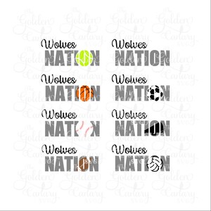 Può includere: Sei varianti di un design grafico grigio con il testo "Wolves Nation" e una palla da sport diversa in ogni design. Le palle da sport sono una palla da tennis, una palla da basket, una palla da baseball e una mazza, una palla da calcio, una palla da calcio e una palla da pallavolo.
