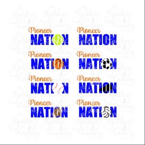 Könnte beinhalten: Sechs blaue Quadrate mit dem Text "Pioneer Nation" in orangefarbenen Buchstaben. Jedes Quadrat hat ein anderes Sportsymbol: Softball, Basketball, Baseball, Fußball, American Football und Volleyball.