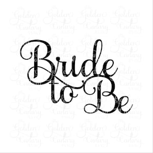 Può includere: Testo in stile calligrafico in bianco e nero che recita "Bride to Be".