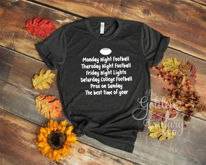 Peut inclure: Un t-shirt gris fonc&eacute; avec du texte blanc qui dit "Monday Night Football, Thursday Night Football, Friday Night Lights, Saturday College Football, Pros on Sunday, The best time of year".