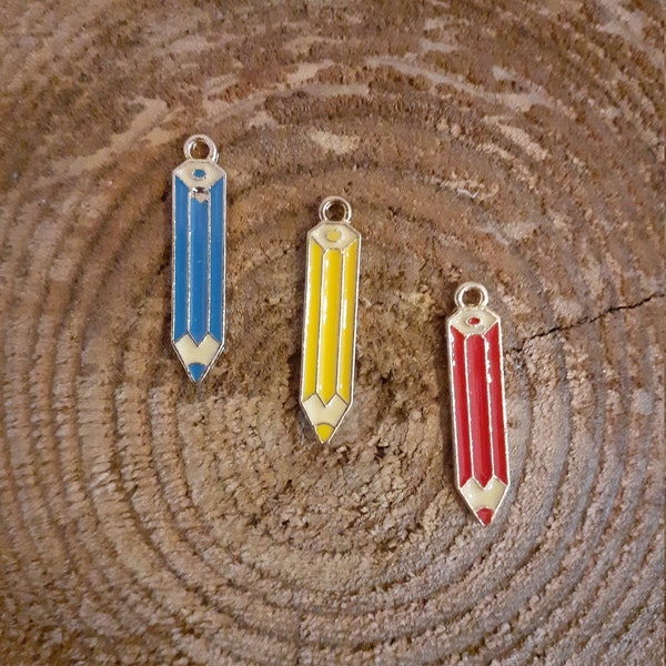 breloque crayon en émail bleu, jaune ou rouge