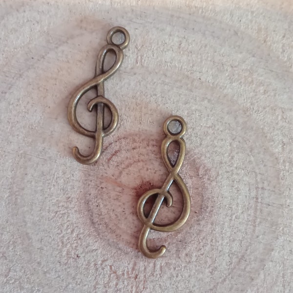 lot of 5 antique bronze treble clef charms