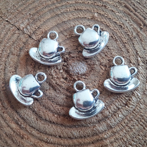 Lot de 5 pendentifs Tasses et assiettes