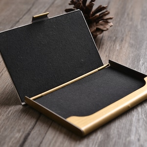 Custodia per biglietti da visita personalizzata, Custodia per carte in legno, Porta carte di credito in metallo, Regalo personalizzato, Regali per colleghi, Regalo per il padre, Regalo unico per lui/lei immagine 3