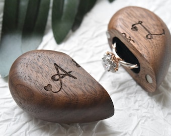 Personalisierte Ringbox aus Holz in Herzform, Verlobungsringbox, Taschenringhalter für den Antrag, schlanke Ringbox, Ringbox für Verlobungszeremonie