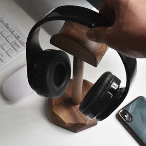 Soporte para auriculares de nogal, soporte para auriculares, soporte para auriculares de juegos, decoración de oficina, regalo para él, amante de la música, madera hecha a mano