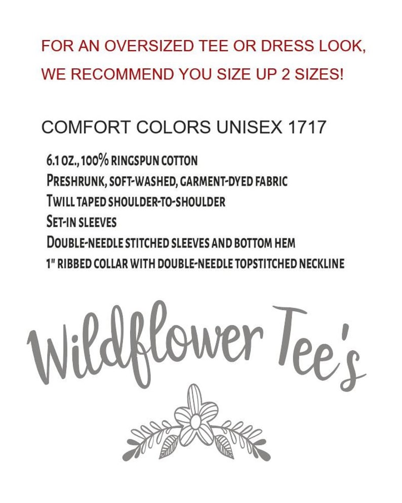 K&ouml;nnte beinhalten: Eine wei&szlig;e Textgrafik auf schwarzem Hintergrund mit dem Text "Wildflower Tee's" in einer kursivschriftlichen Schriftart. Der Text ist mittig auf dem Bild platziert. Unter dem Text befindet sich ein kleines graues Blumenmuster.