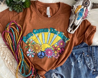 Women's HERE COMES The SUN Hippie Tee T-Shirt Funny Flower Power Groovy Graphic Tee Plus Size 3X 4X 3XL 4XL Available