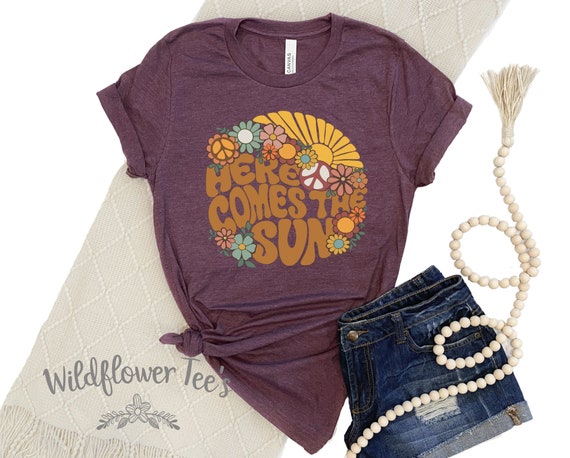 Women's HERE COMES The SUN Hippie Tee T-Shirt Funny Flower Power Groovy Graphic Tee Plus Size 3X 4X 3XL 4XL Available