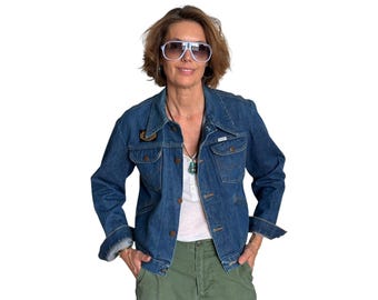 Chaqueta vaquera Wrangler vintage de los 80 – Estilo camionero de 4 bolsillos, fabricada en EE. UU. con parche de Harley – Talla 36 US / 46 EU