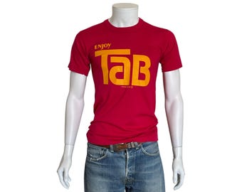 Vintage jaren 80 Enjoy TaB Soda T-shirt – felroze en gele cola-graphic T-shirt. maat M