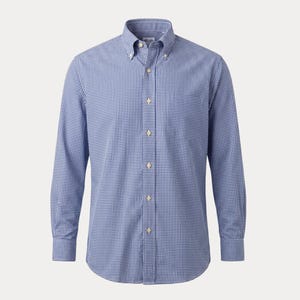 Op de afbeelding: Een blauw en wit geruit overhemd met lange mouwen en een button-down kraag. Het overhemd heeft een klassieke pasvorm met manchetten met knopen en een afgeronde zoom. De stof is waarschijnlijk een lichtgewicht katoen of een vergelijkbare mix.