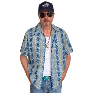 Large. Vintage 70s Hawaiian thin cotton shirt