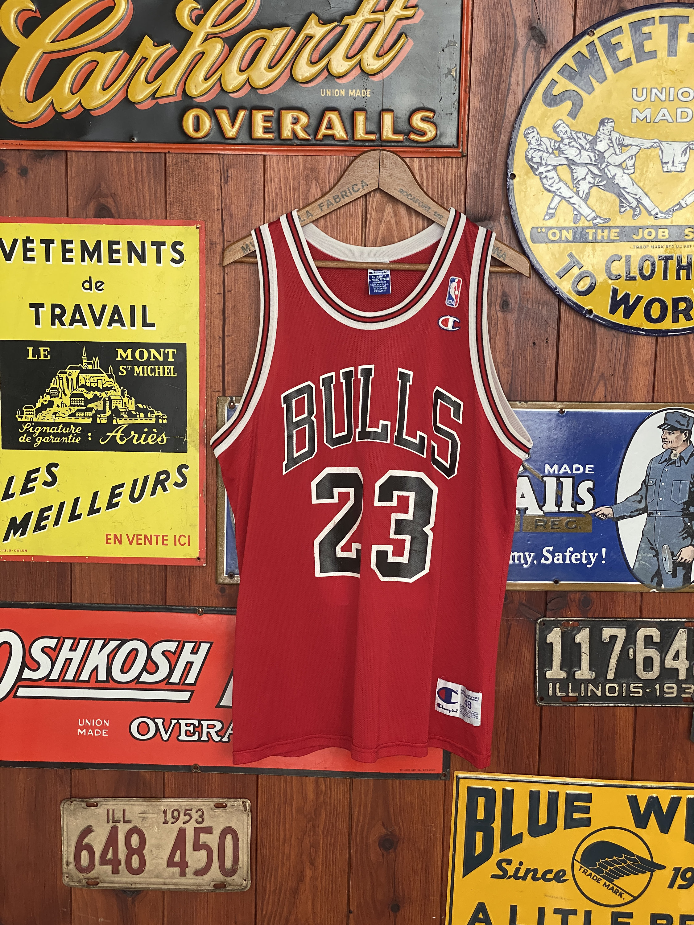 UsaVintageBarcelona Size 44 Vintage 90's Chicago Bulls NBA Jersey, Jordan #23 Made in USA by Champion