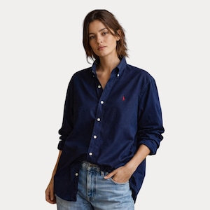 Op de afbeelding: Een marineblauw overhemd met lange mouwen en een klein rood logo op de borst. Het overhemd wordt gedragen met lichtblauwe jeans. Het heeft witte knopen en een klassieke kraag.