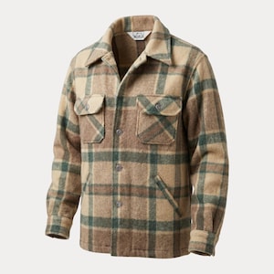 Könnte beinhalten: Eine beige, grün und braun karierte Jacke mit Knopfleiste, zwei Brusttaschen und zwei Seitentaschen. Die Jacke hat einen Kragen und geknöpfte Manschetten. Der Stoff scheint eine dicke Wollmischung zu sein.