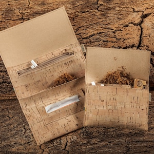 Porta tabacco artigianale TOBO, in pelle vegetale di sughero, tasca per filtri, porta cartine, tessuto vegano, impermeabile, colore naturale