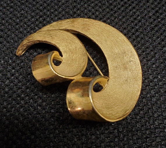 Vintage Trifari Two-Tone Gold Brooch - image 3